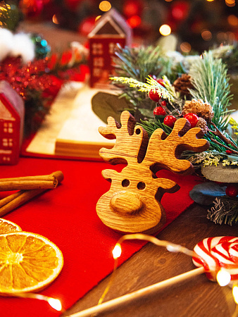 Новогодняя деревянная ёлочная игрушка из натурального дуба мордашка Оленя от Мастерской уюта CandleKraft